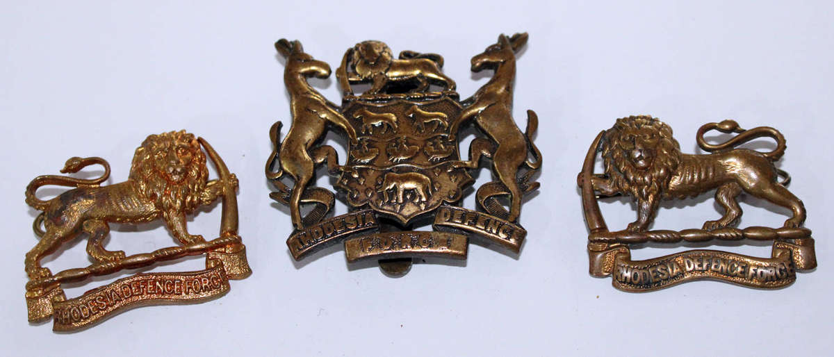 RARE Rhodesian Defence Force cap badge and pair of collars