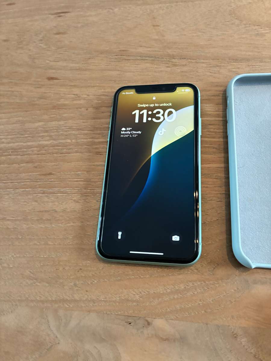 iPhone 11, 128 GB plus covers