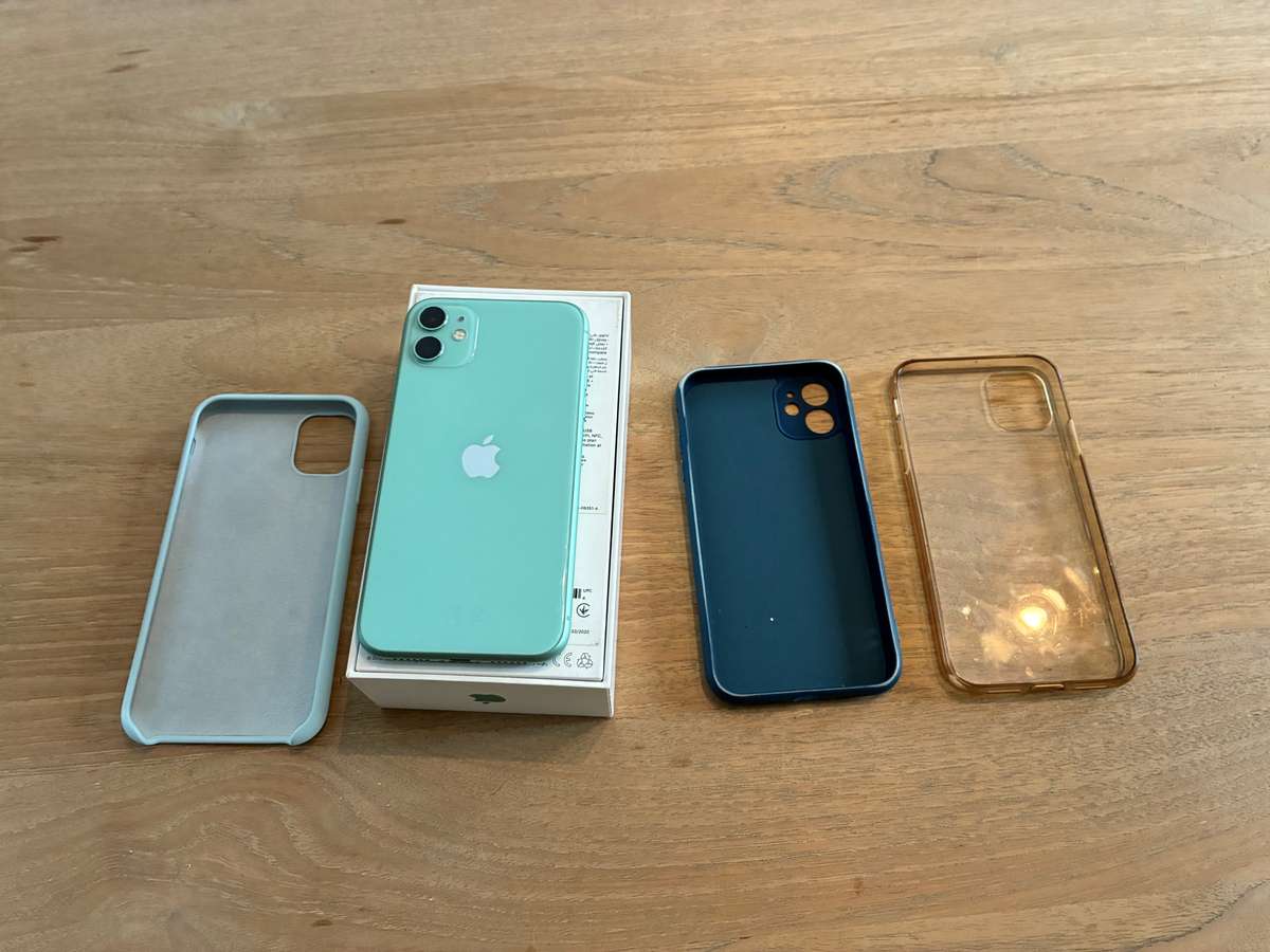 iPhone 11, 128 GB plus covers