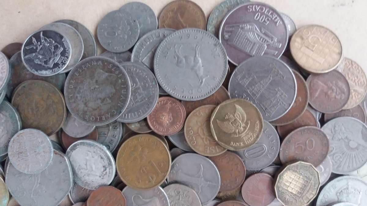 World Mix Coins - lot of 200 coins in total 1.2 Kg * No South African coins*