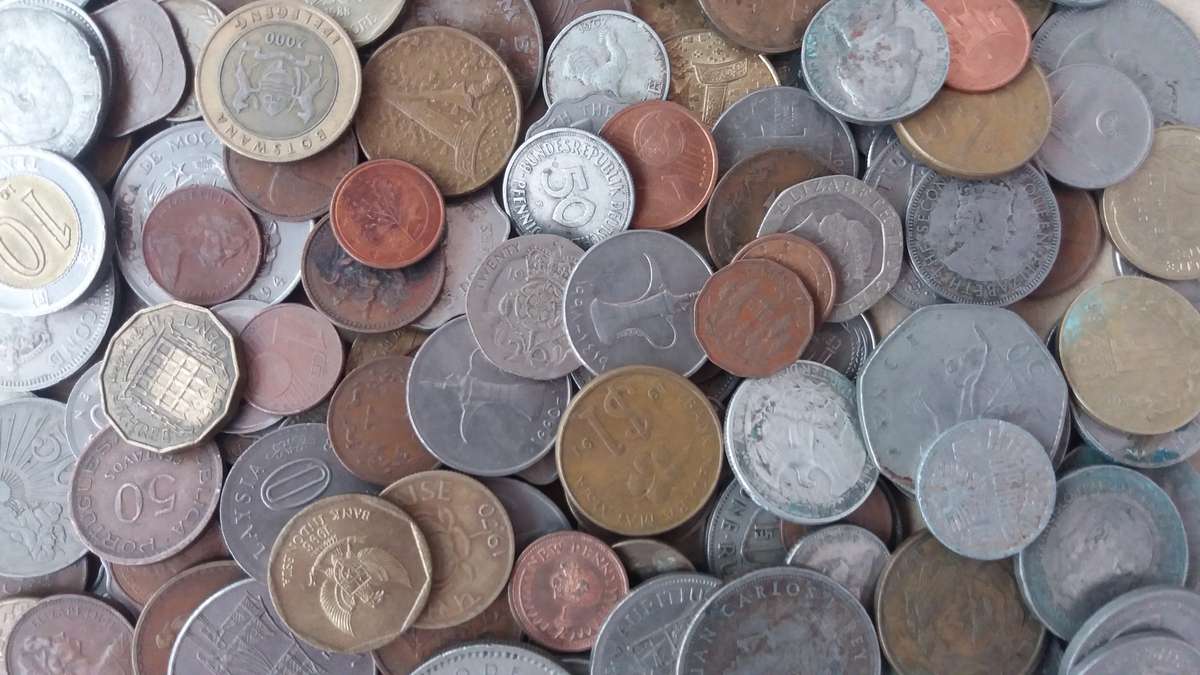 World Mix Coins - lot of 200 coins in total 1.2 Kg * No South African coins*