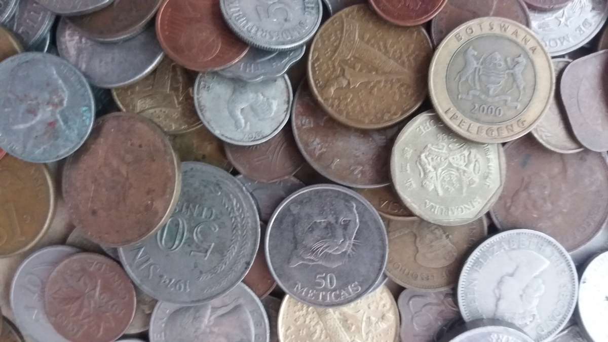 World Mix Coins - lot of 200 coins in total 1.2 Kg * No South African coins*