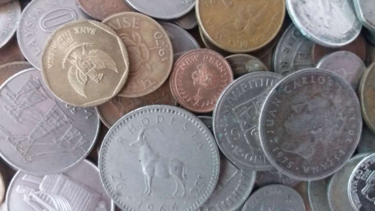 World Mix Coins - lot of 200 coins in total 1.2 Kg * No South African coins*