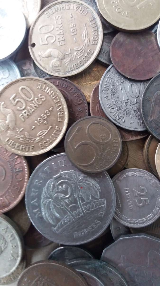 World Mix Coins - lot of 200 coins in total * No South African, UK & USA Coins*