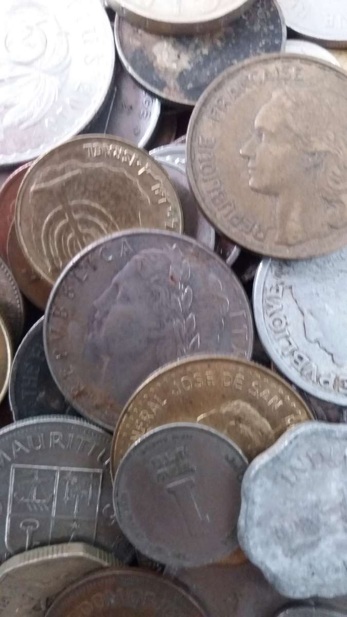 World Mix Coins - lot of 200 coins in total * No South African, UK & USA Coins*