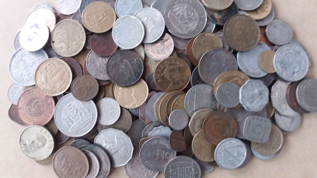 World Mix Coins - lot of 200 coins in total * No South African, UK & USA Coins*