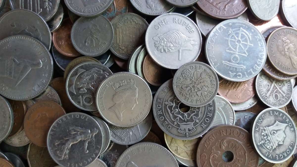 World Mix Coins - Massive lot of 570  coins in total * No South African coins*