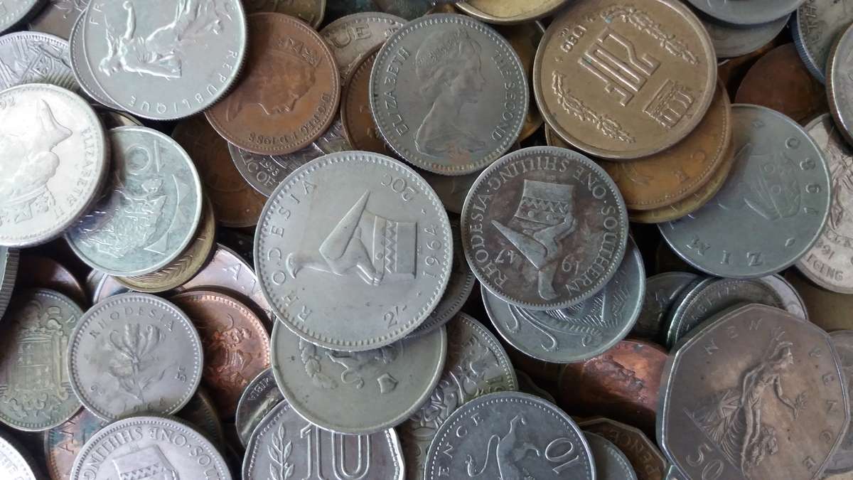 World Mix Coins - Massive lot of 570  coins in total * No South African coins*