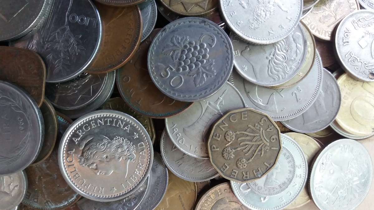 World Mix Coins - Massive lot of 570  coins in total * No South African coins*