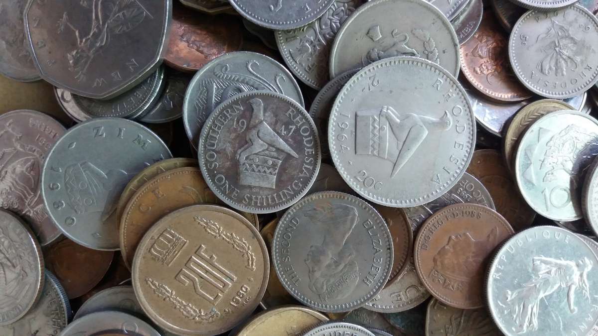 World Mix Coins - Massive lot of 570  coins in total * No South African coins*