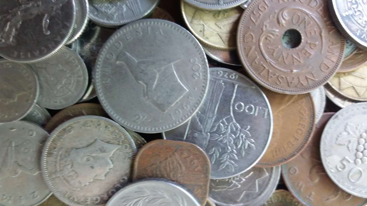 World Mix Coins - Massive lot of 570  coins in total * No South African coins*