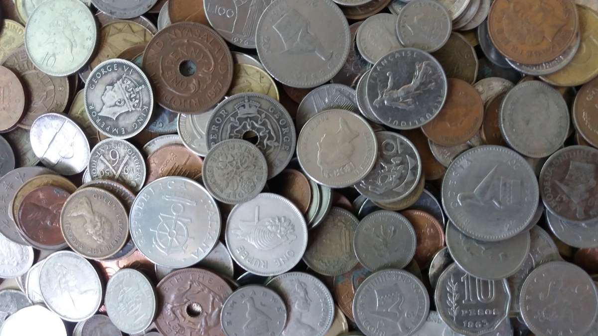 World Mix Coins - Massive lot of 570  coins in total * No South African coins*