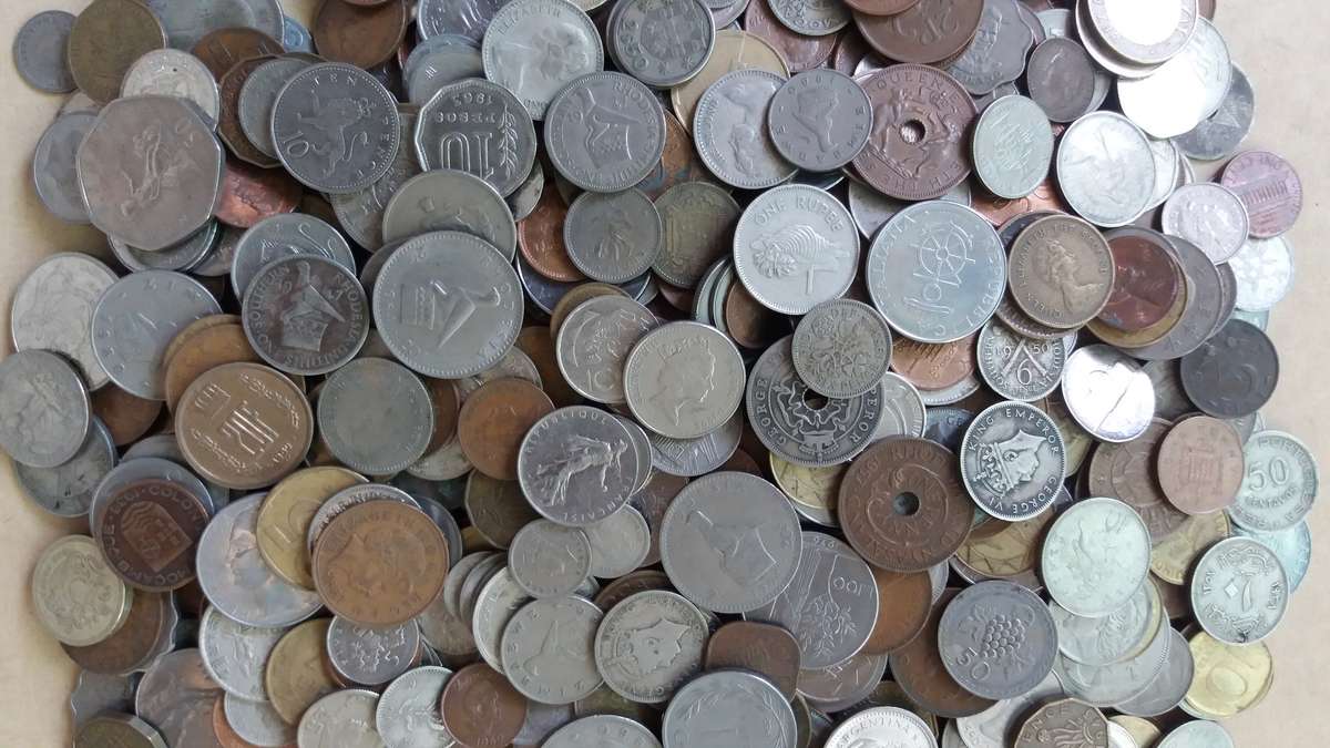 World Mix Coins - Massive lot of 570  coins in total * No South African coins*