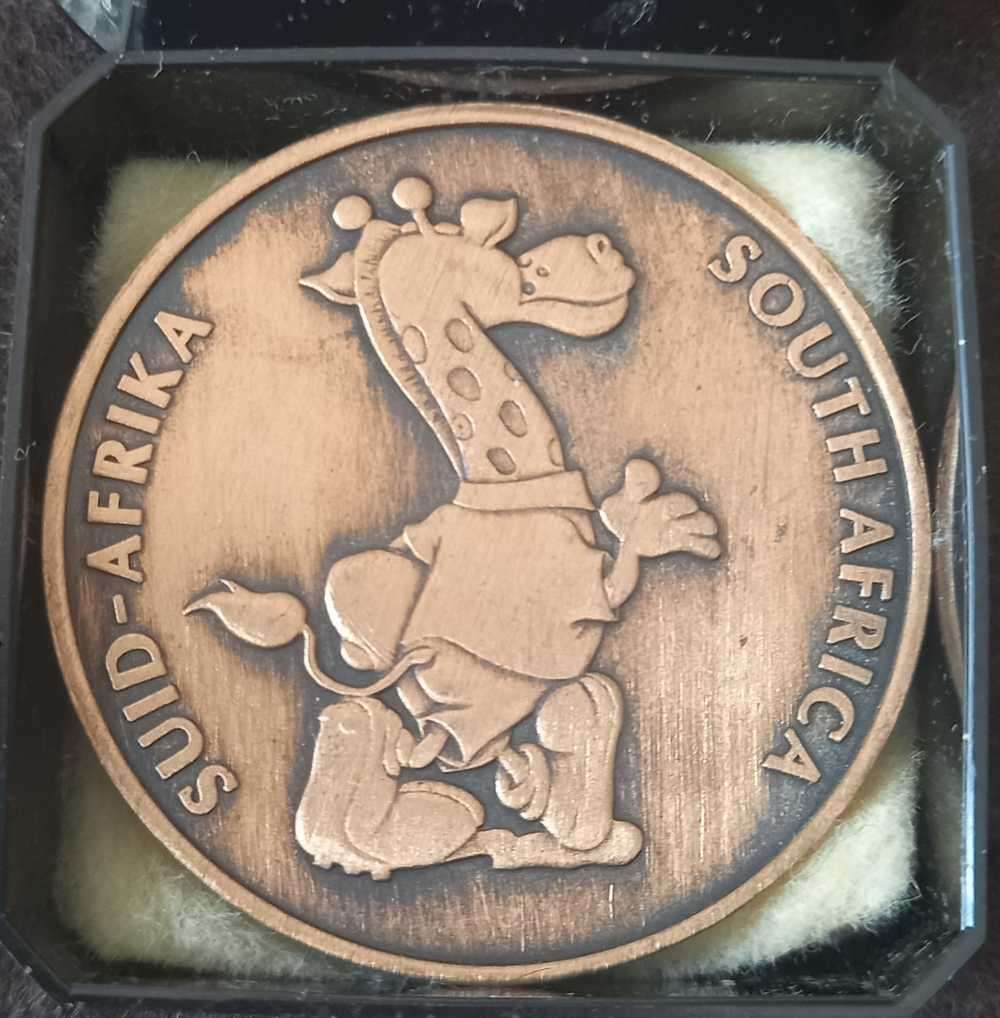 1995 RUGBY WORLD CUP  CROWN SIZE COPPER MASCOTT  MEDAL. IN BOX . RARELY SEEN