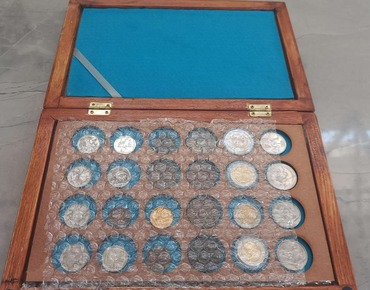COLLECTION OF UNION, RSA AND INT. COINS AS PER PICTURE IN WOODEN 2 LAYER COIN BOX. (64 COINS)