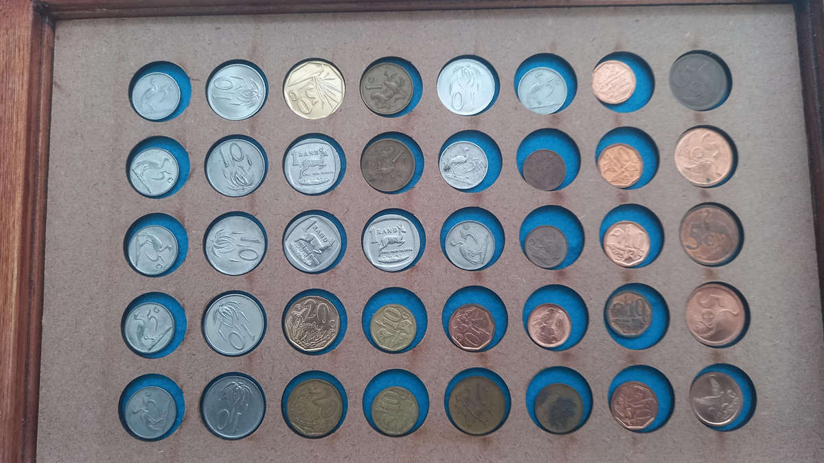 COLLECTION OF UNION, RSA AND INT. COINS AS PER PICTURE IN WOODEN 2 LAYER COIN BOX. (64 COINS)