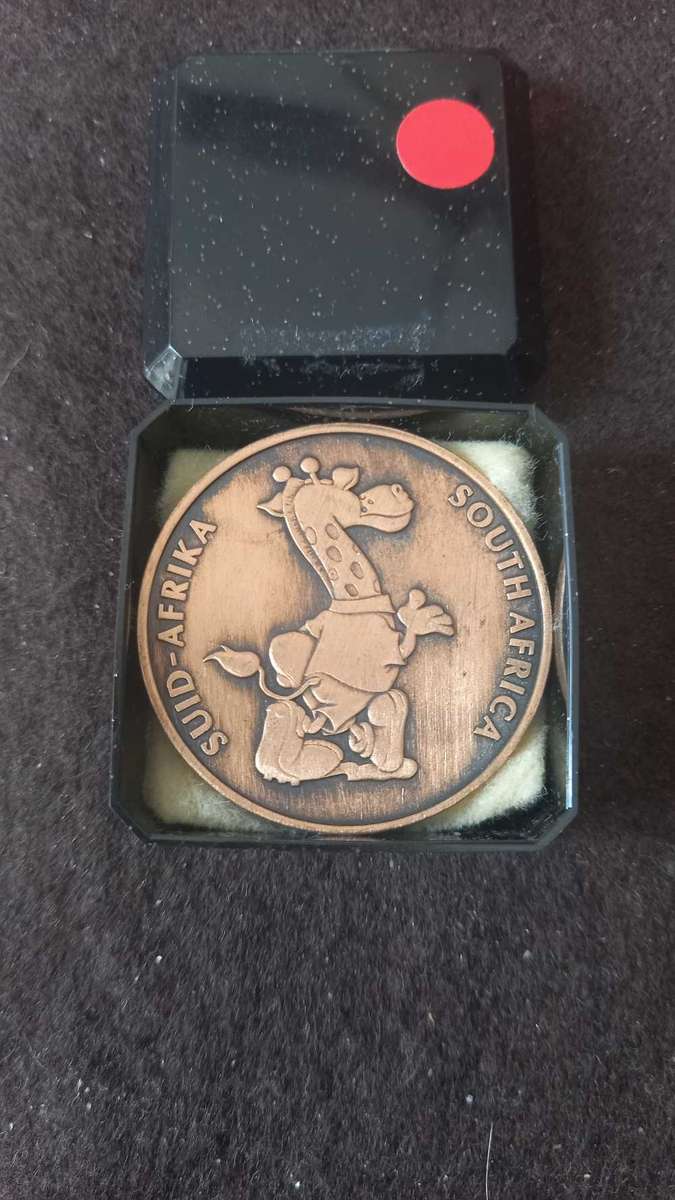 1995 RUGBY WORLD CUP  CROWN SIZE COPPER MASCOTT  MEDAL. IN BOX . RARELY SEEN