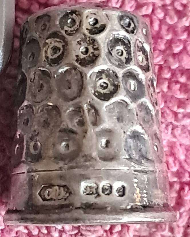 10g STERLING SILVER THIMBLE  LONDON 1977  IN GLASS DOME DISPLAY CASE