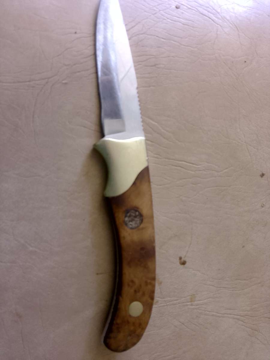 21CM LONG HUNTING KNIFE. WOOD AND BRASS HANDLE.