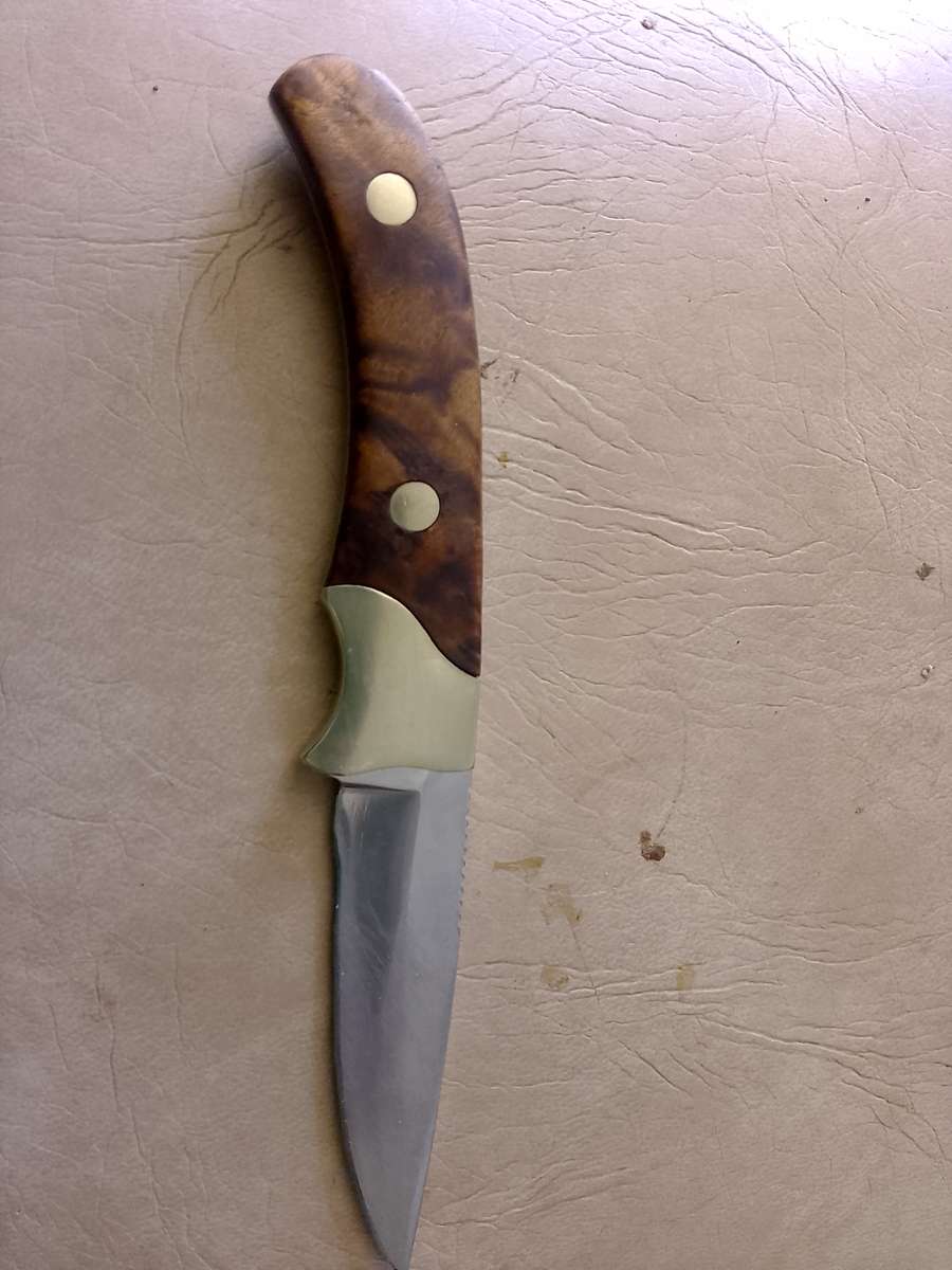 21CM LONG HUNTING KNIFE. WOOD AND BRASS HANDLE.