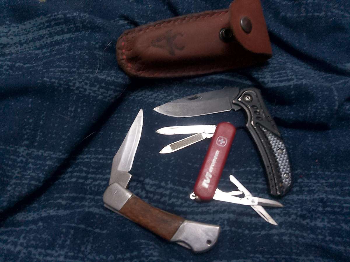 THREE FOLDING KNIVES WITH A GENUINE LEATHER KNIFE POUCH