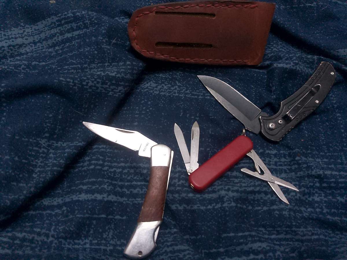 THREE FOLDING KNIVES WITH A GENUINE LEATHER KNIFE POUCH