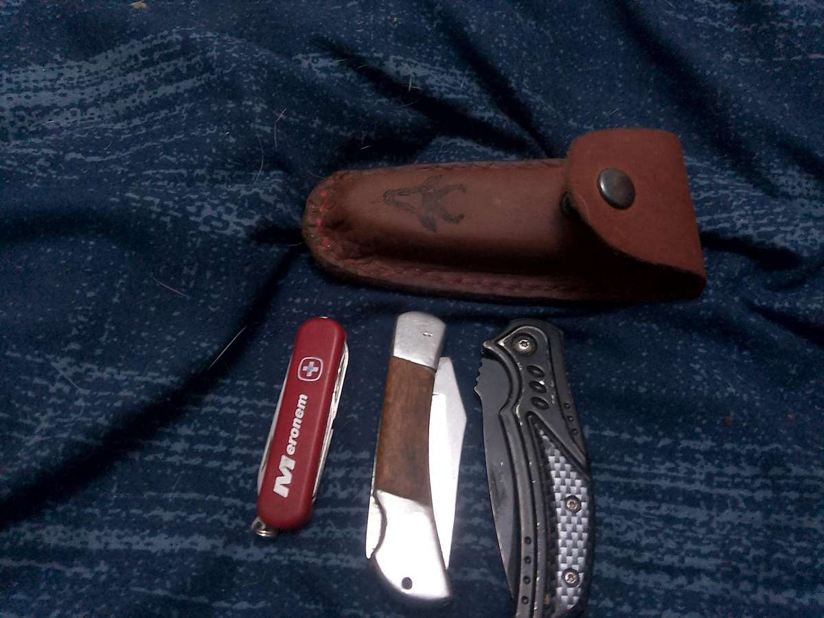 THREE FOLDING KNIVES WITH A GENUINE LEATHER KNIFE POUCH