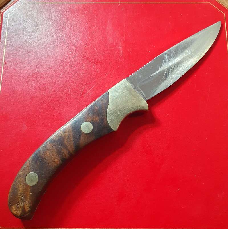 21CM LONG HUNTING KNIFE. WOOD AND BRASS HANDLE.