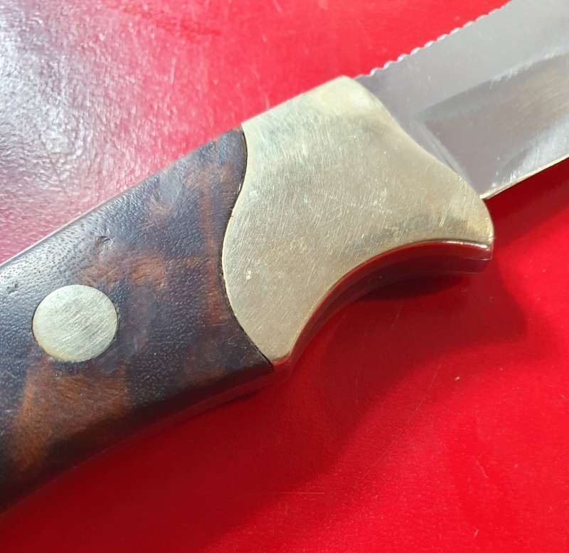 21CM LONG HUNTING KNIFE. WOOD AND BRASS HANDLE.