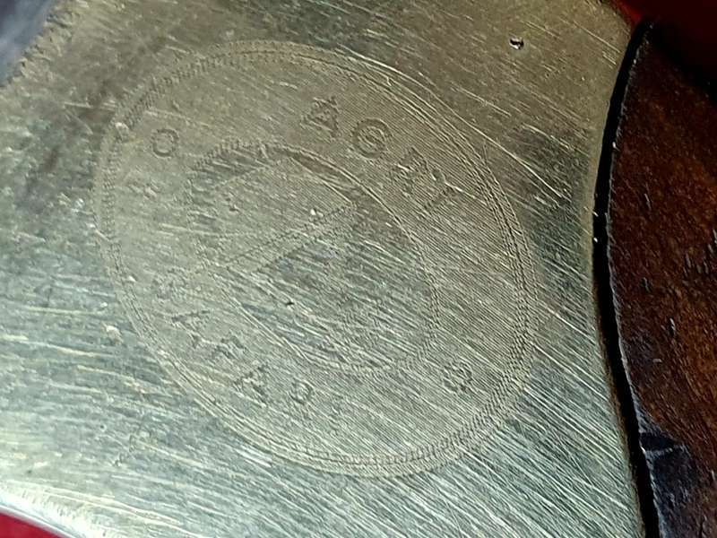 21CM LONG HUNTING KNIFE. WOOD AND BRASS HANDLE.