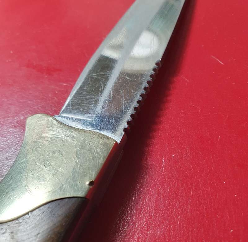 21CM LONG HUNTING KNIFE. WOOD AND BRASS HANDLE.