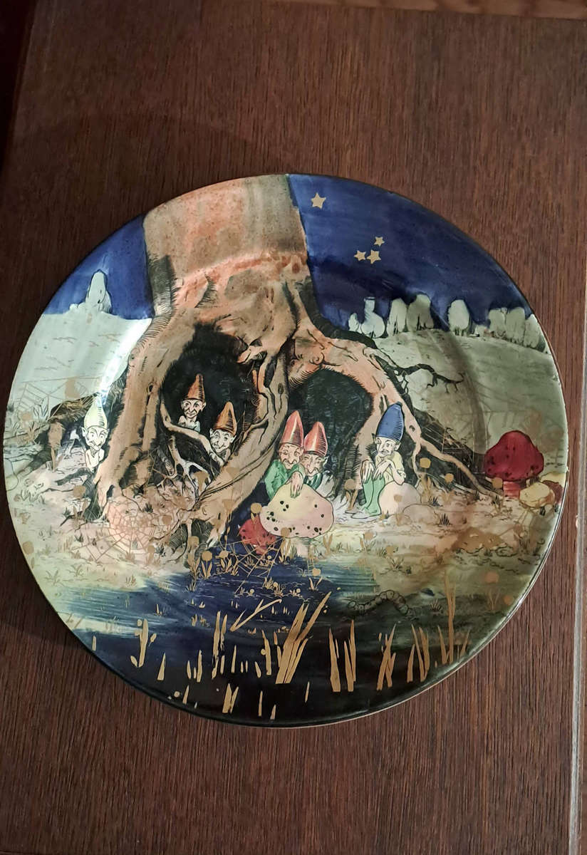 Royal Doulton Gnomes display plate 26cm diam no damage