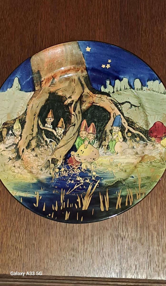 Royal Doulton Gnomes display plate 26cm diam no damage