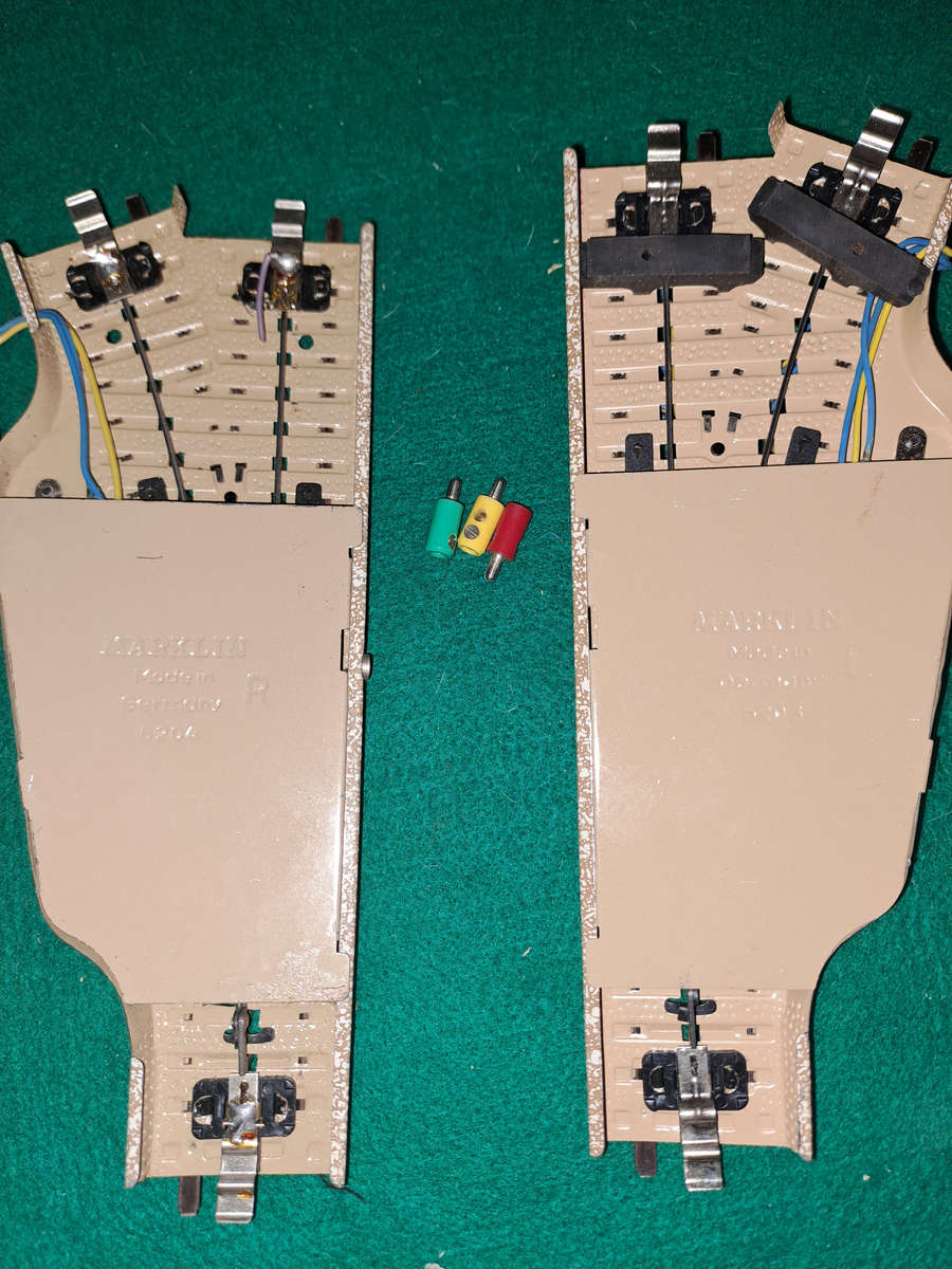 Märklin Ho 5203 & 5204electric turn outs L&R