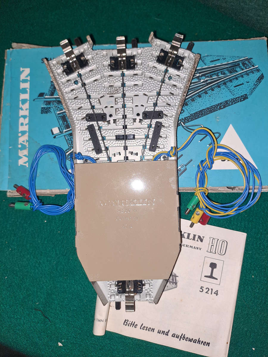 Märklin Ho 5214 symetrical 3 way switch New IOP