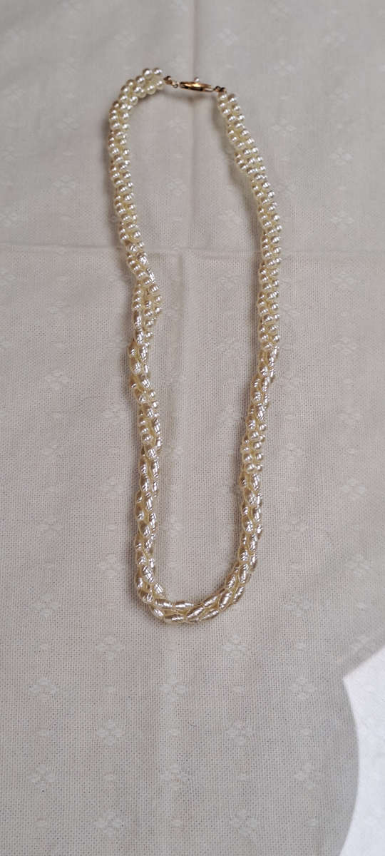 3 stand costume pearl vintage necklace very pretty