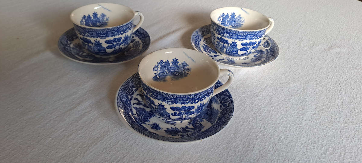 Japan blue and white tea cups and saucers willow
