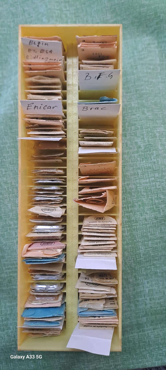 box of 100`s, sorted and originally packed new vintage watch winding stems