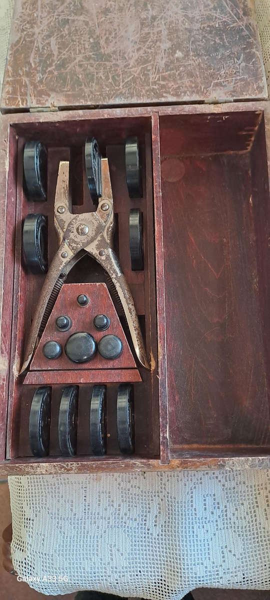 Standard watch makers unbreakable watch crystals inserting tool