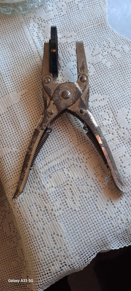 Standard watch makers unbreakable watch crystals inserting tool