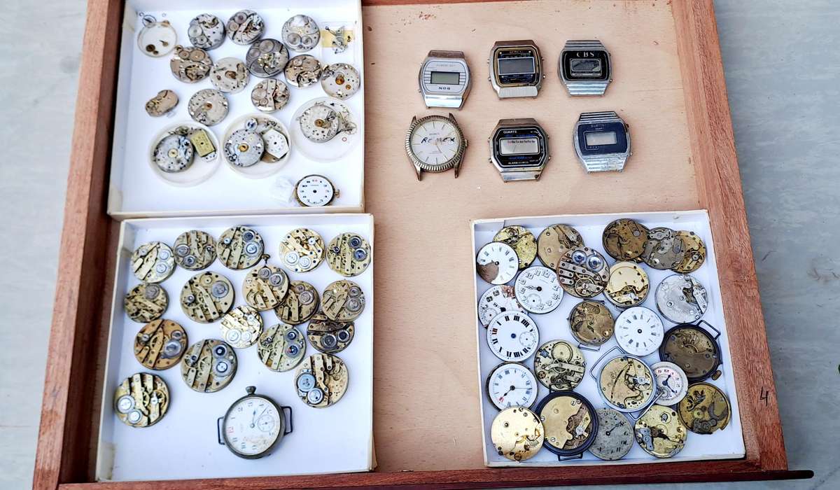 Draw 37 full of vintage watch movements