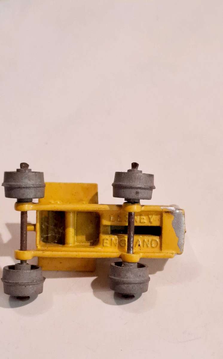 Lesney Matchbox 8B tractor caterpillar metal wheels still nice