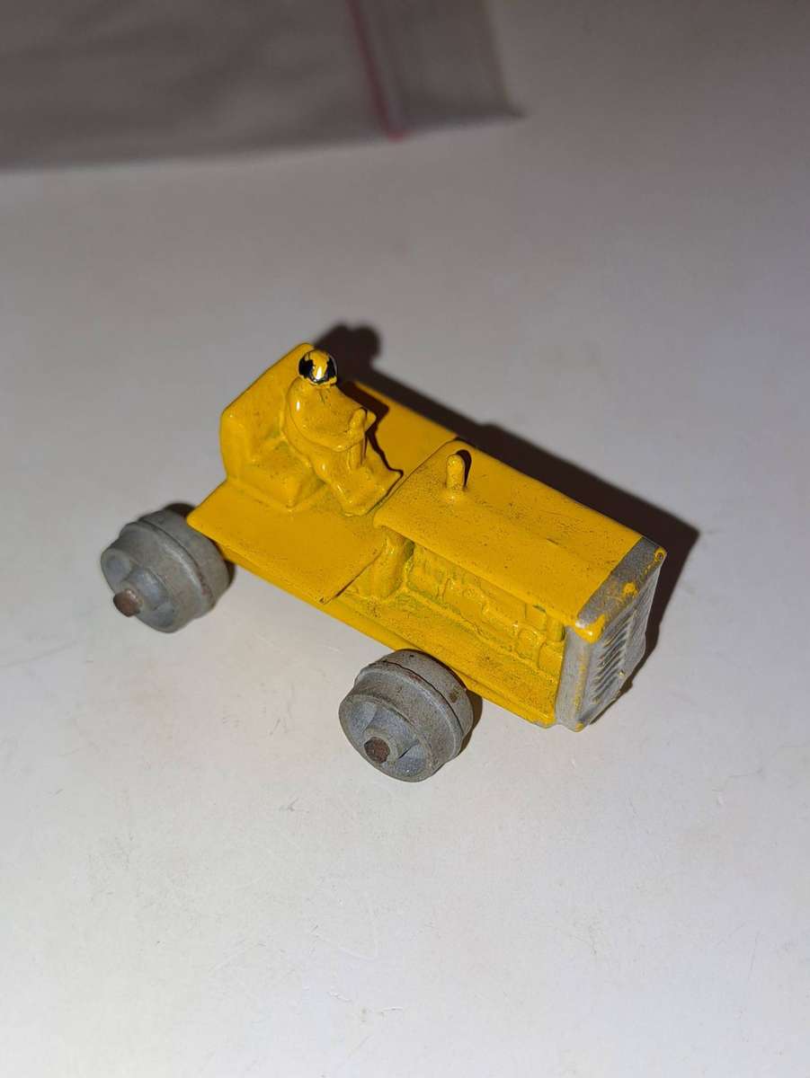 Lesney Matchbox 8B tractor caterpillar metal wheels still nice