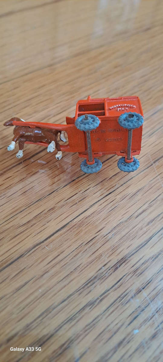 Lesney Matchbox No 7A milk cart with horse. very nice condition