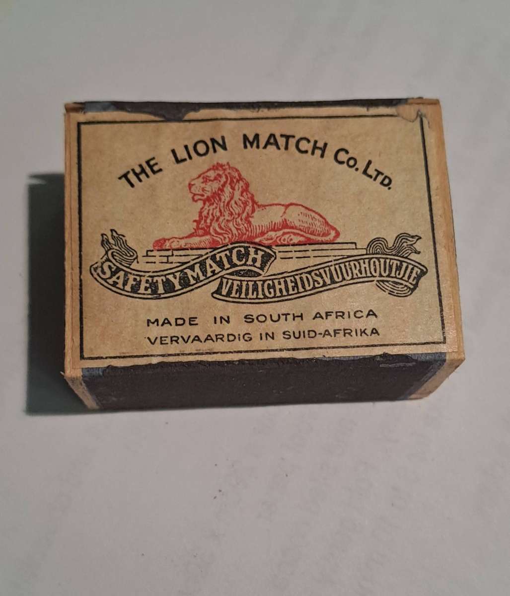 new and unused 1938 Lion wood match box full
