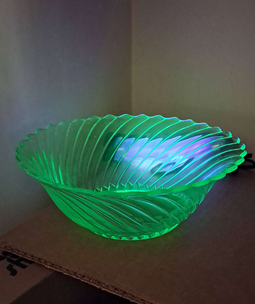 stunning swirl glass Uranuim bowl 21cm diam