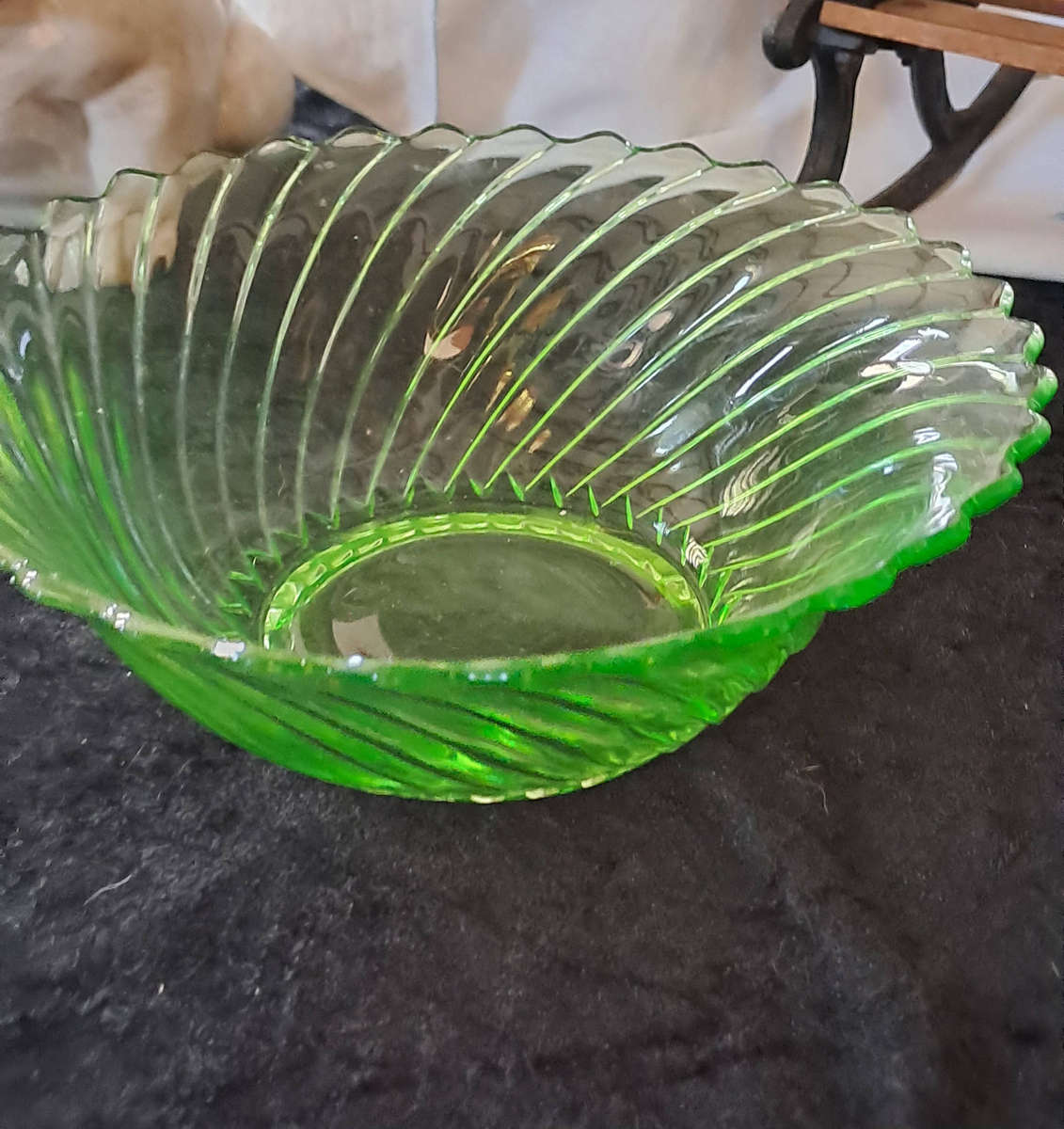 stunning swirl glass Uranuim bowl 21cm diam