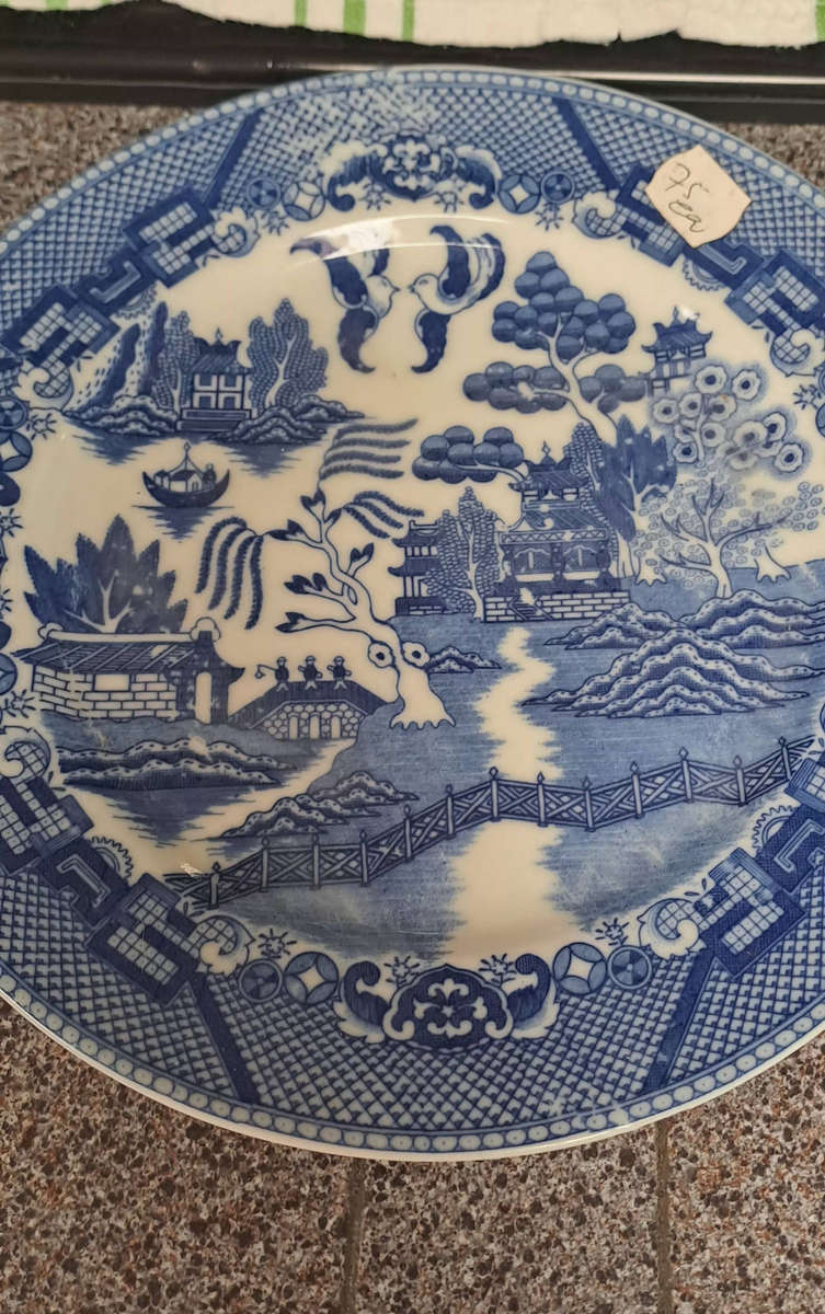 Willow pattern 23cm plate
