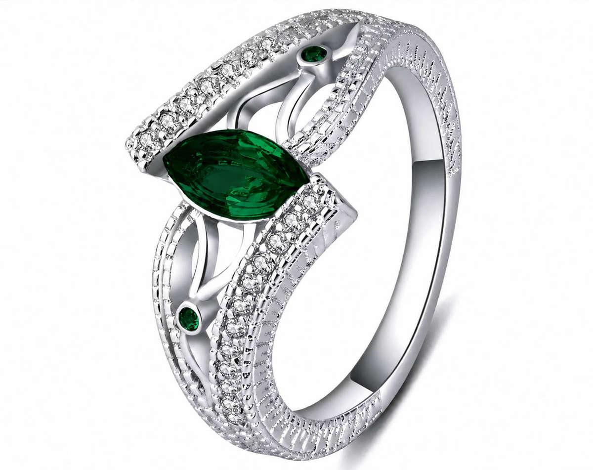 0.70ct Emerald Green Zircon Platinum Plated Ladies Ring. Size 9 / R-S