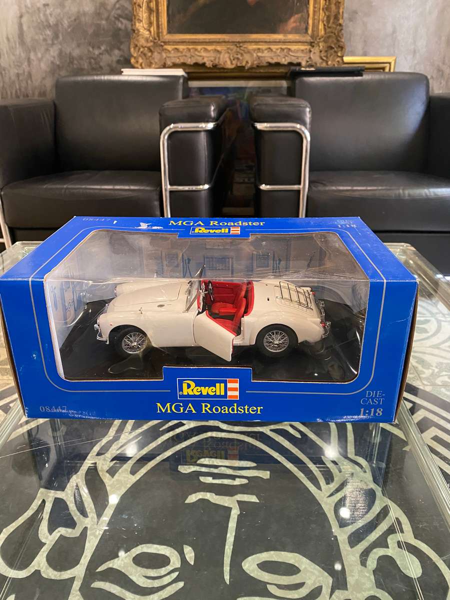 MGA Roadster Scale 1:18 in Box
